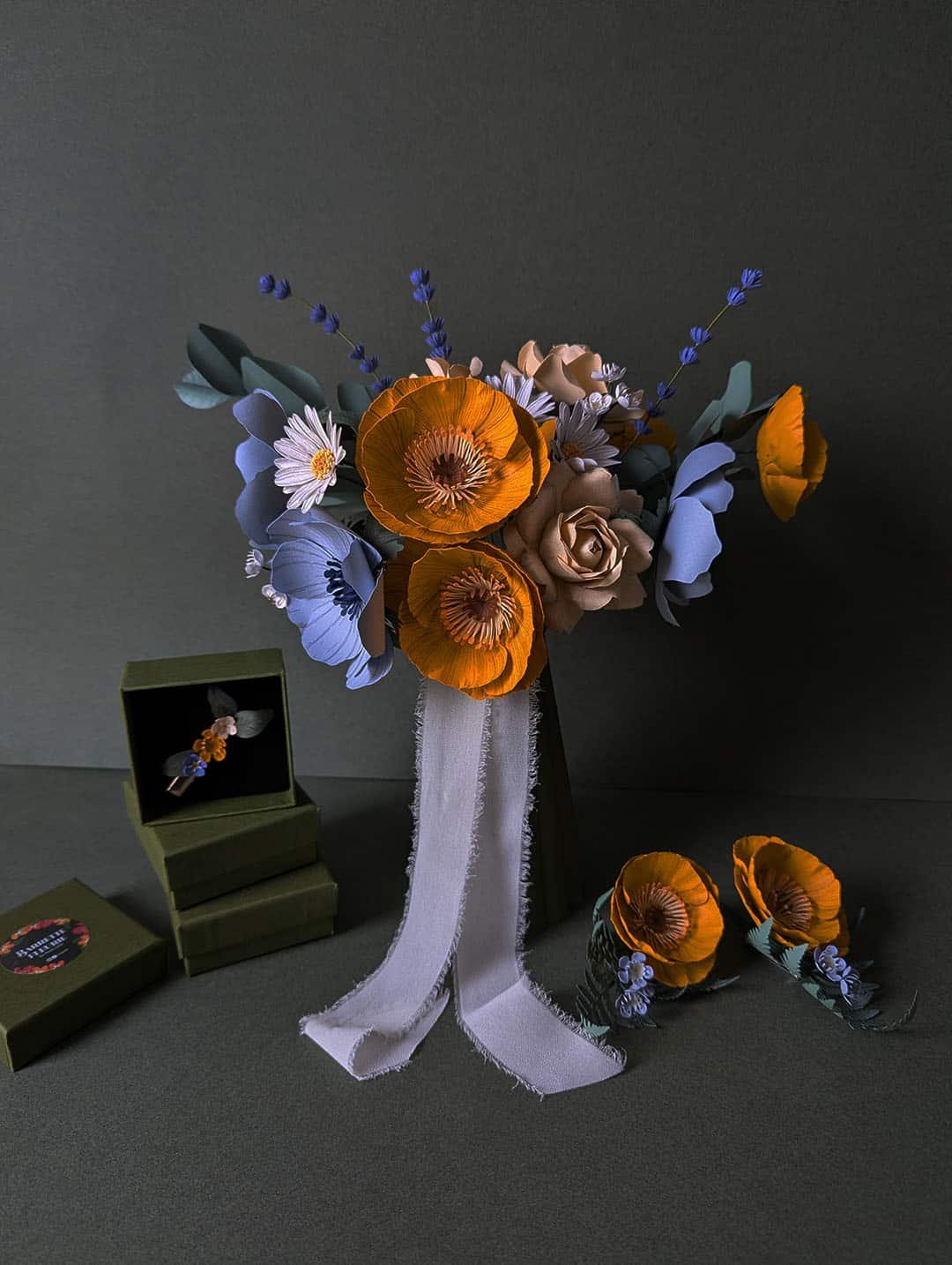 Bouquet de mariée fleurs en papier jaune, bleu et blanc avec ruban et boutonnières assorties