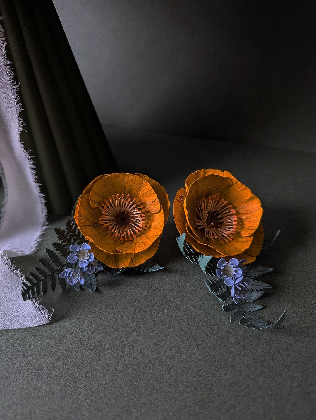 Boutonnières fleurs en papier coquelicot jaune et myosotis bleu pour mariage