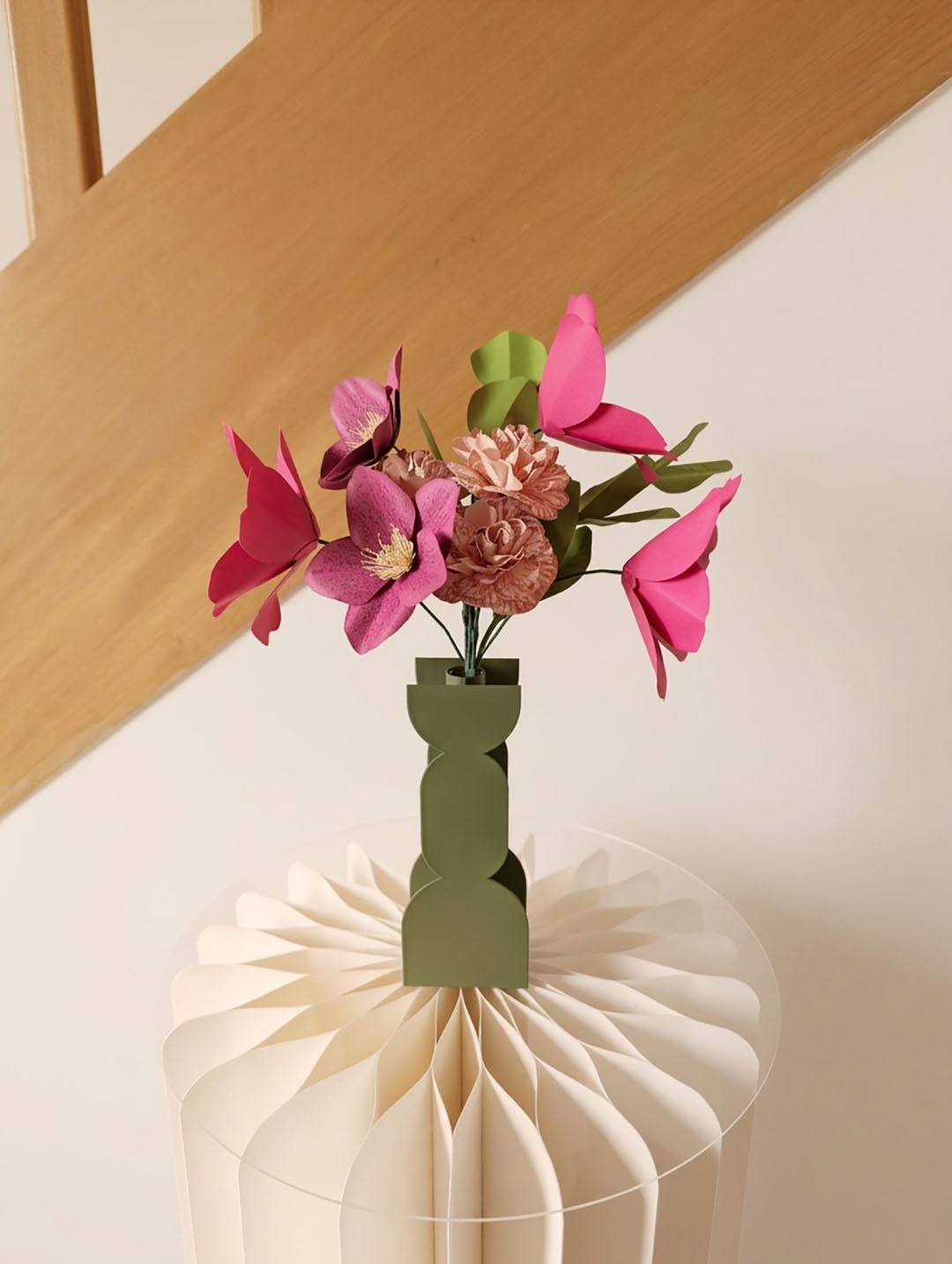 Bouquet de fleurs en papier avec tulipes fuchsia, hellébores viola et œillets rosa dans un vase graphique vert olive