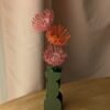 Trois têtes d'épingles en papier, orange et rose, par Anaïs LVDX dans un vase La Chambre d'Ami
