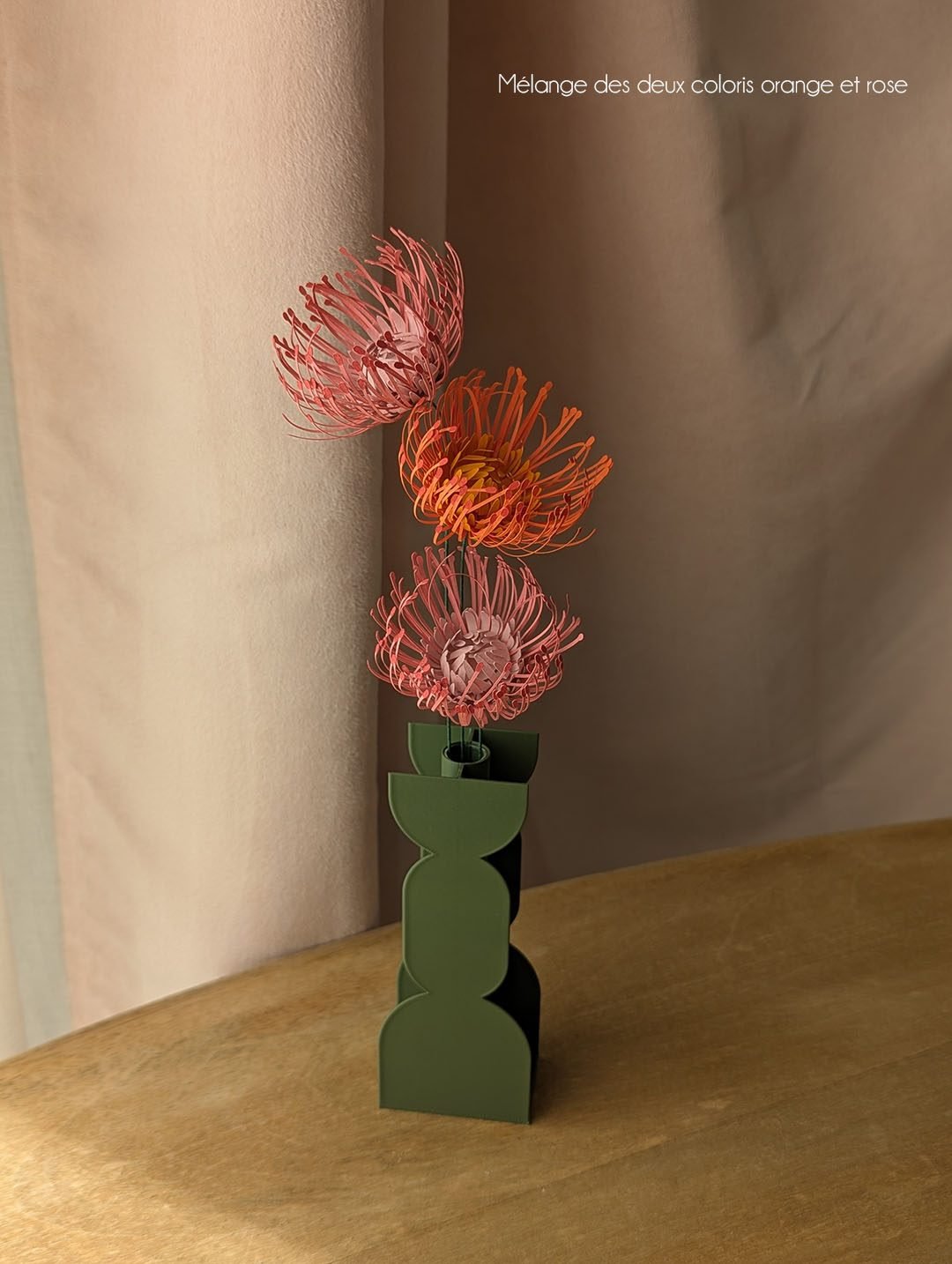 Trois têtes d'épingles en papier, orange et rose, par Anaïs LVDX dans un vase La Chambre d'Ami