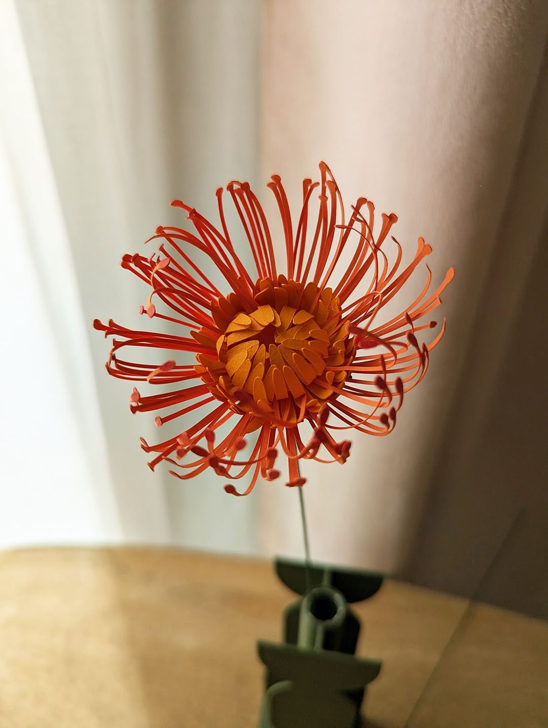 Tête d'épingles orange en papier par Anaïs LVDX dans un vase La Chambre d'Ami