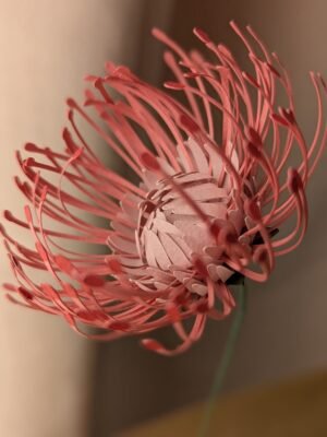 Gros plan sur le cœur rose poudré d'une tête d'épingles en papier fabriquée à la main