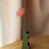 Tête d'épingles rose en papier par Anaïs LVDX dans un vase La Chambre d'Ami