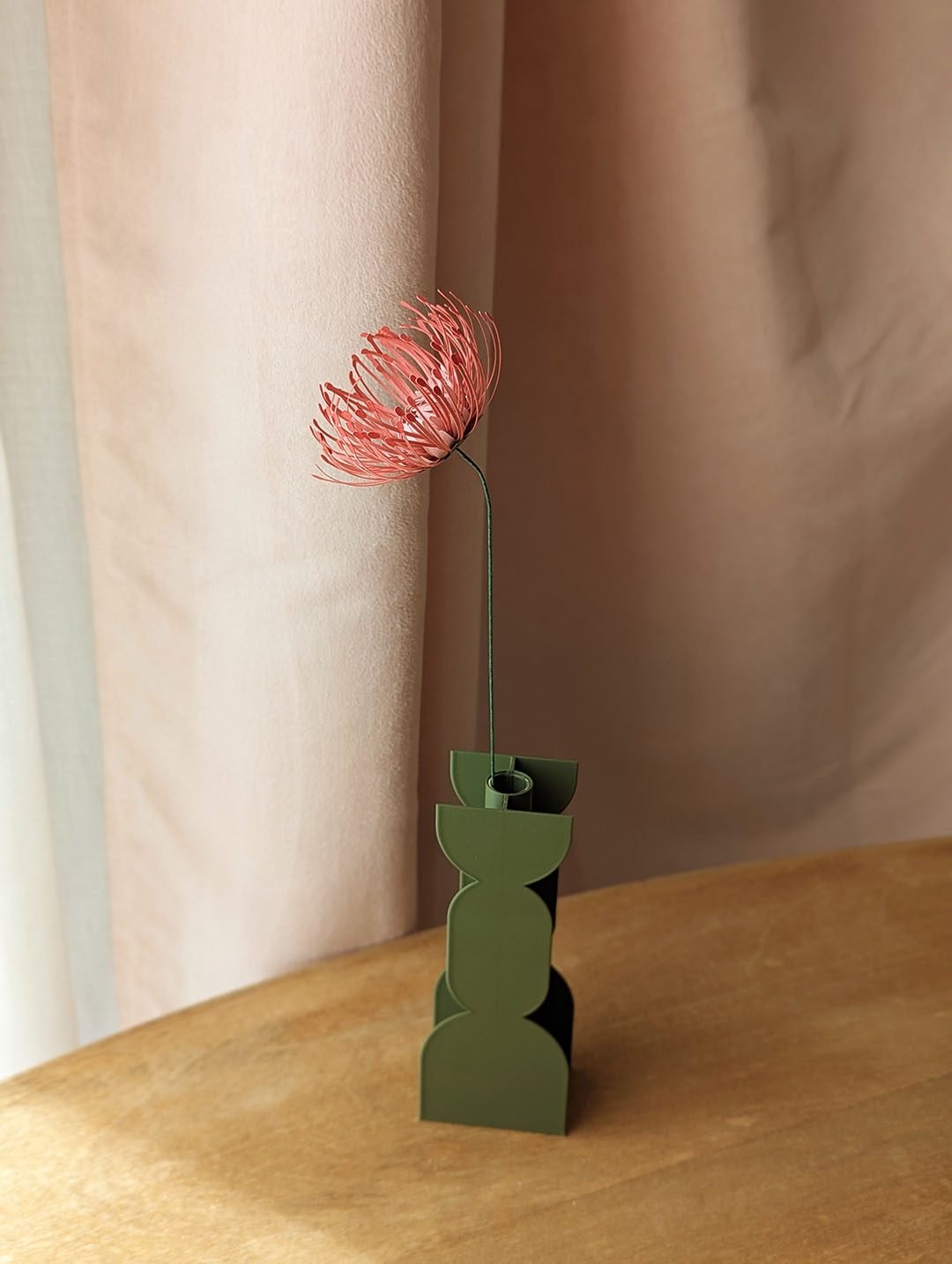 Tête d'épingles rose en papier par Anaïs LVDX dans un vase La Chambre d'Ami