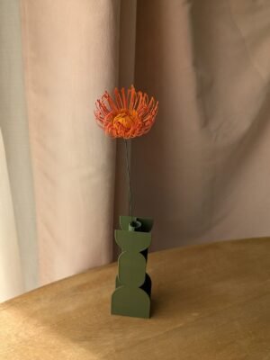 Tige unique de tête d'épingles orange en papier dans un vase vert olive La Chambre d'Ami